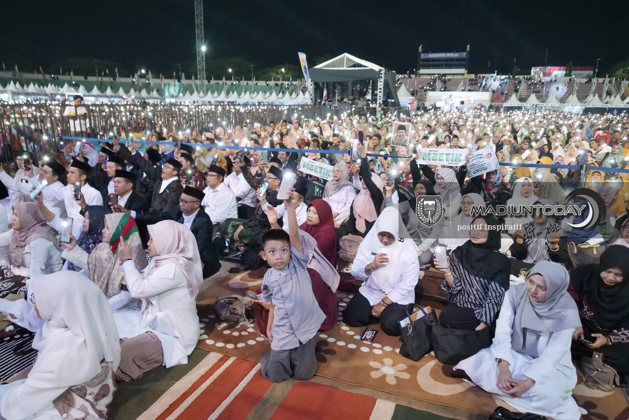 Foto 25 dari 29: Belasan Ribu Jamaah Larut dalam Pengajian Gus Iqdam, Pesan Amanah Menggema di Stadion Wilis