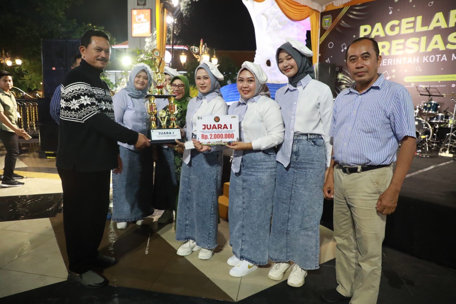 Foto 7 dari 12: Hadiri Pagelaran Seni, Wali Kota Juga Serahkan Hadiah Lomba Vocal Group di PSC