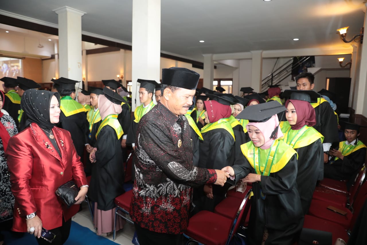 Foto 10 dari 13: Hadiri Wisuda Unipma, Wali Kota Maidi: Wisudawan Agen Perubahan