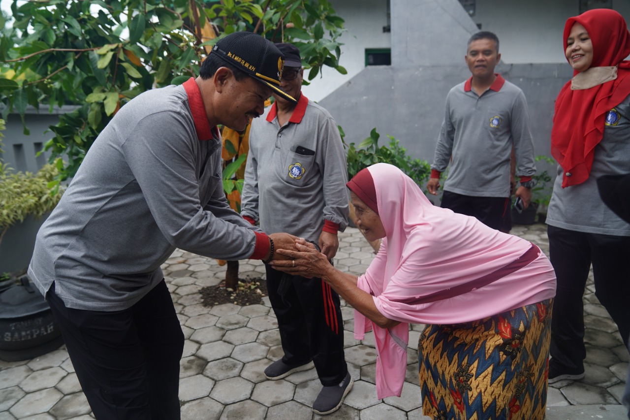 Foto 6 dari 10: Ikuti Senam Lansia di Rejomulyo, Wali Kota: Anggaran untuk Lansia Kita Tambah