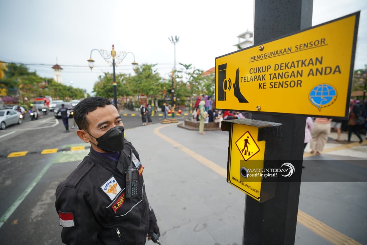 Foto 2 dari 4: Fasilitasi Pengunjung Dari "Singapura" Ke "Mekkah", Wali Kota Pasang Rubber Speed Dan Pelican Crossing Di PSC