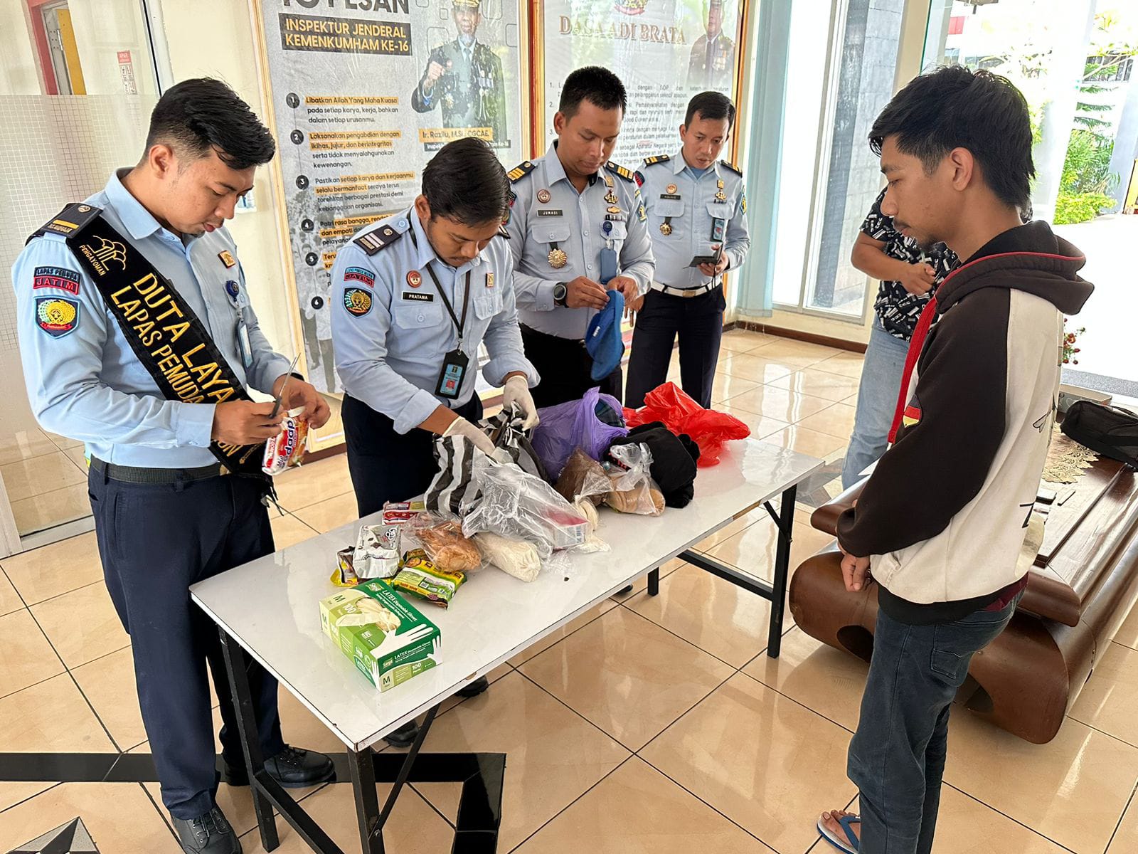 Foto 4 dari 4: Tak Mudah Dikelabui, Petugas Lapas Pemuda Madiun Gagalkan Upaya Penyelundupan Sabu Dalam Sikat Cuci