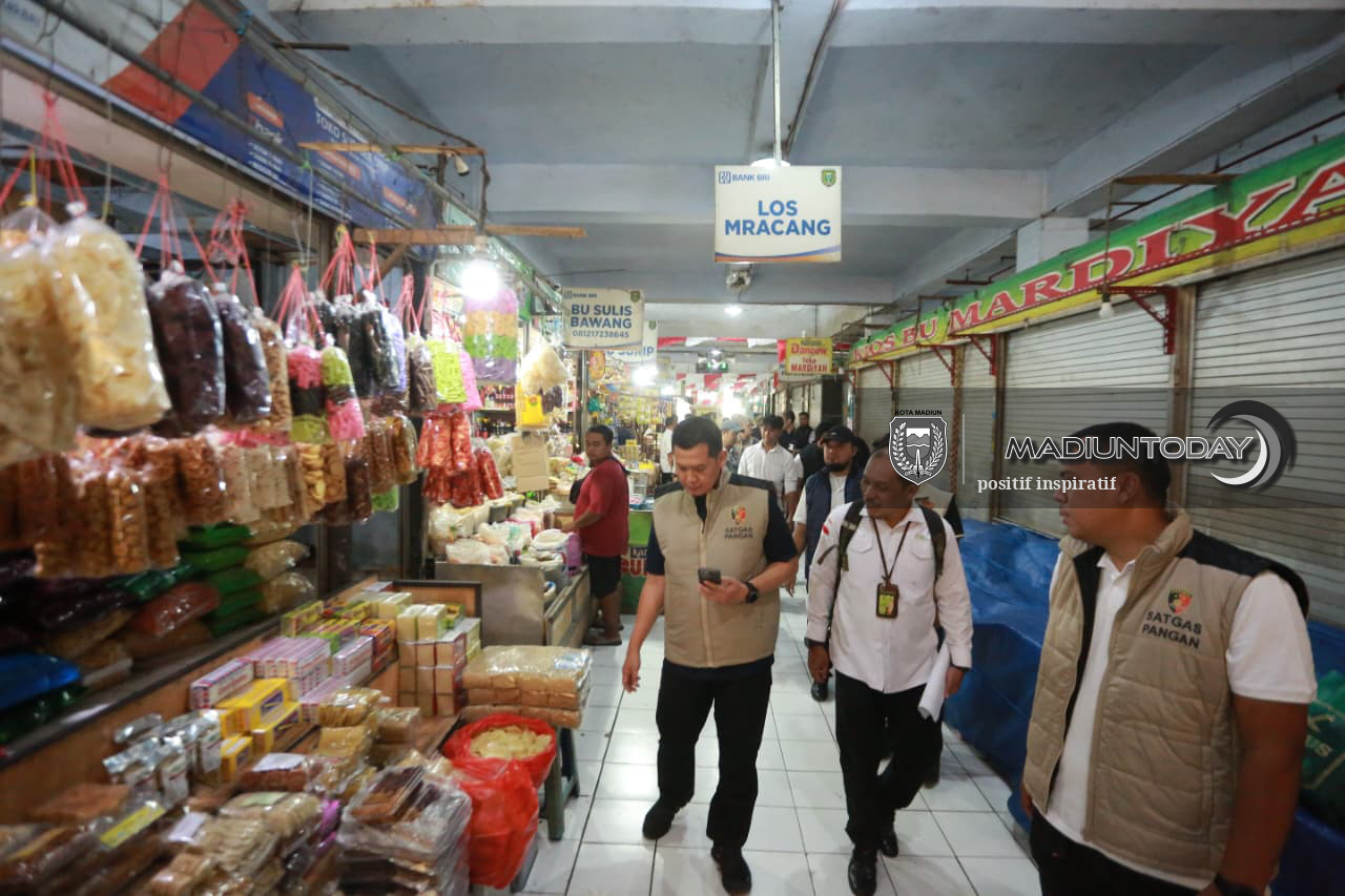 Foto 8 dari 10: Stok SPHP Aman, Bapanas Sidak Ketersediaan dan Harga Beras di Pasar Besar Madiun