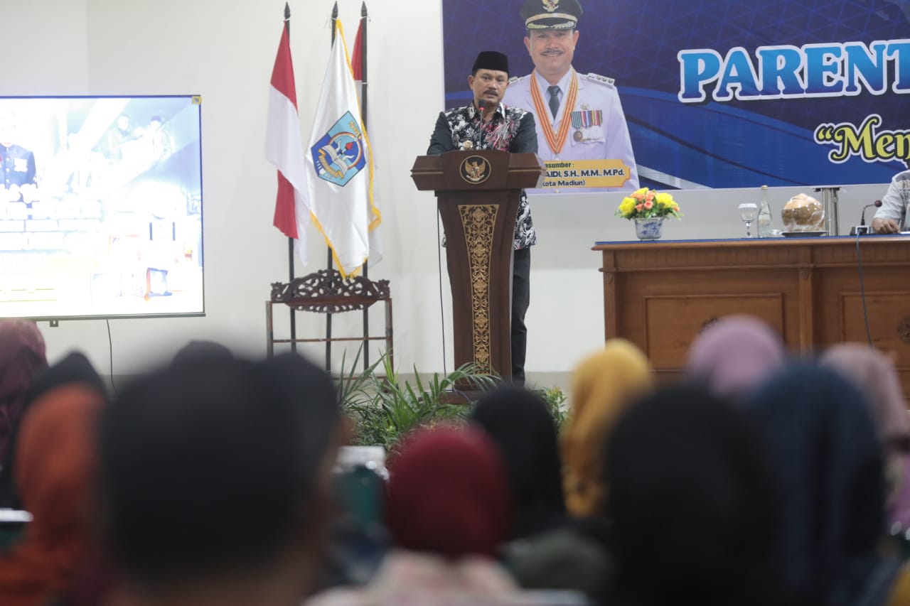 Foto 11 dari 11: Hadiri Parenting SMPN 7, Wali Kota Pesan ke Orangtua Agar Bijak di Era Digital