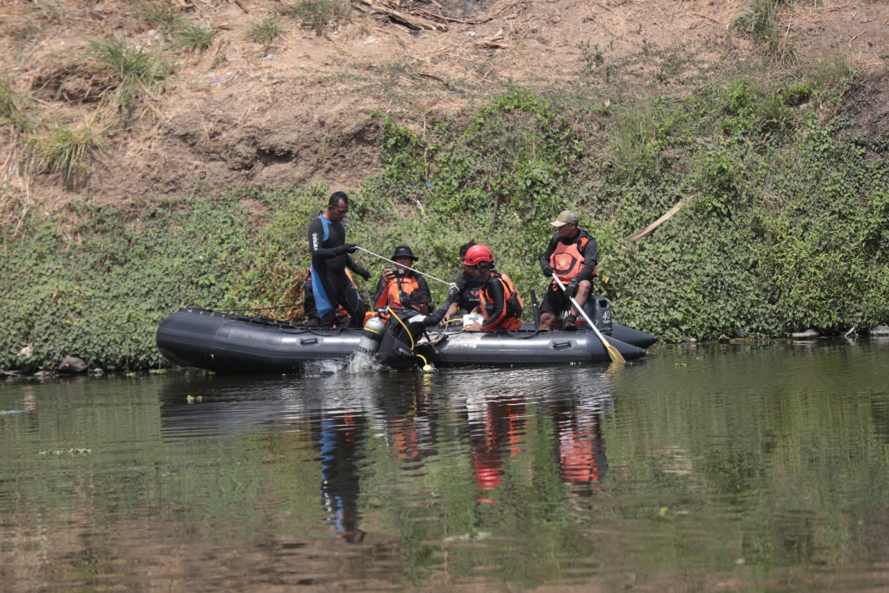 Foto 6 dari 8: Upaya Penyelaman Terkendala Kontur dan Arus Sungai, Pencarian Korban Tenggelam Dilanjutkan Besok Pagi