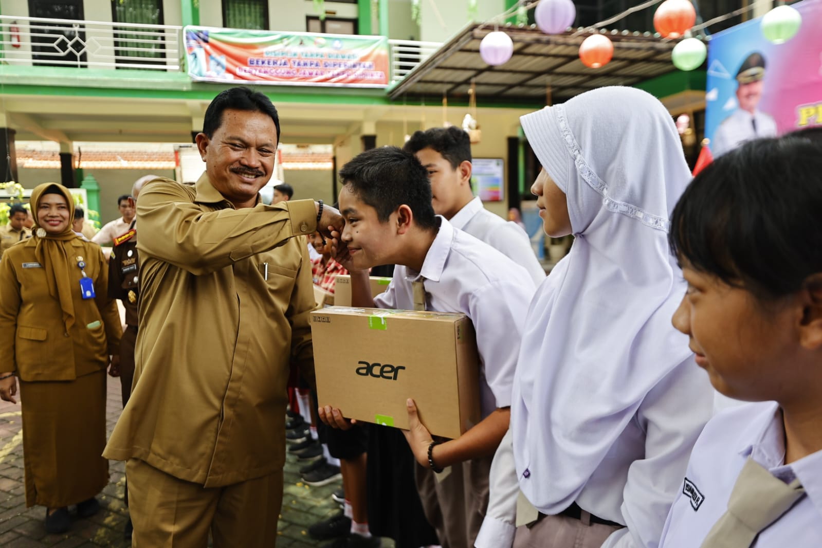 Foto 3 dari 9: Laptop Gratis Dibagikan Kepada Siswa, Wali Kota Harap Peningkatan SDM Berkualitas Di Kota Pendekar