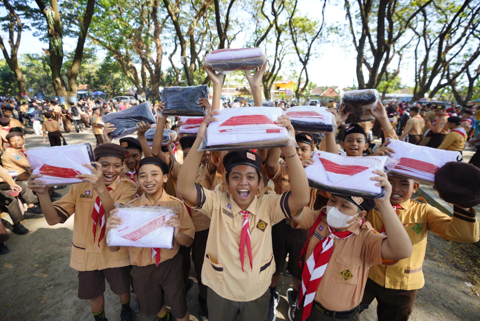 Asik Ribuan Peserta Didik Baru di Kota Madiun Sudah Terima Seragam Gratis Beserta Ongkos Jahit