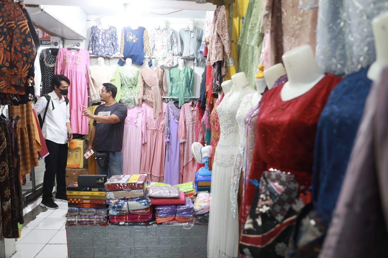 Foto 2 dari 6: Lewat Aplikasi Pasar e-Madiun, Pedagang Belajar Pemasaran Secara Online