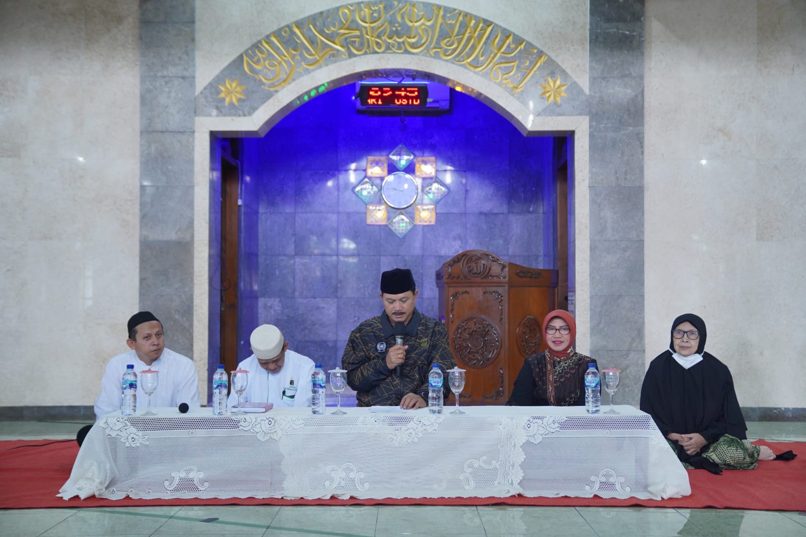 Foto 1 dari 10: Wali Kota Salurkan Tali Asih hingga Tawarkan Mabour untuk Ibu-Ibu Pengajian