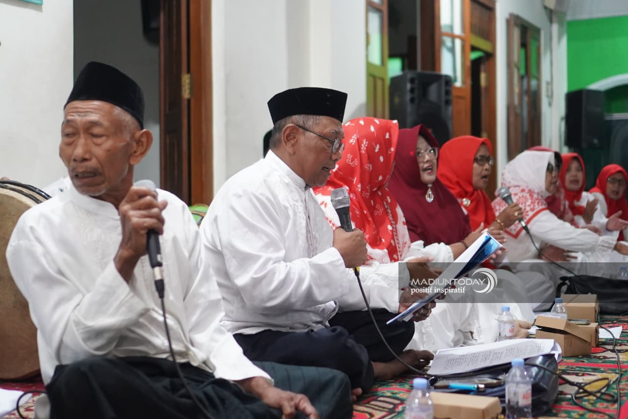 Foto 5 dari 33: Kesenian Klasik Gembrungan Hidupkan Malam Manggulan Grebeg Maulud Kota Pendekar