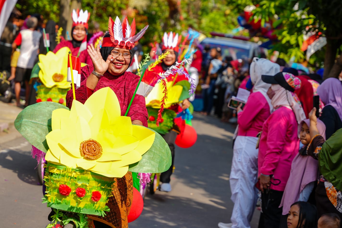 Foto 3 dari 9: Bertabur Kreasi Warga Lewat Blooming Carnival Kelurahan Banjarejo