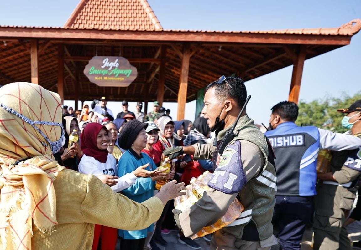 Foto 5 dari 10: Gencarkan Upaya Tekan Inflasi, Wali Kota Bagi Bibit Tanaman Ke Sekolah Hingga Bagi Minyak Kepada Lansia