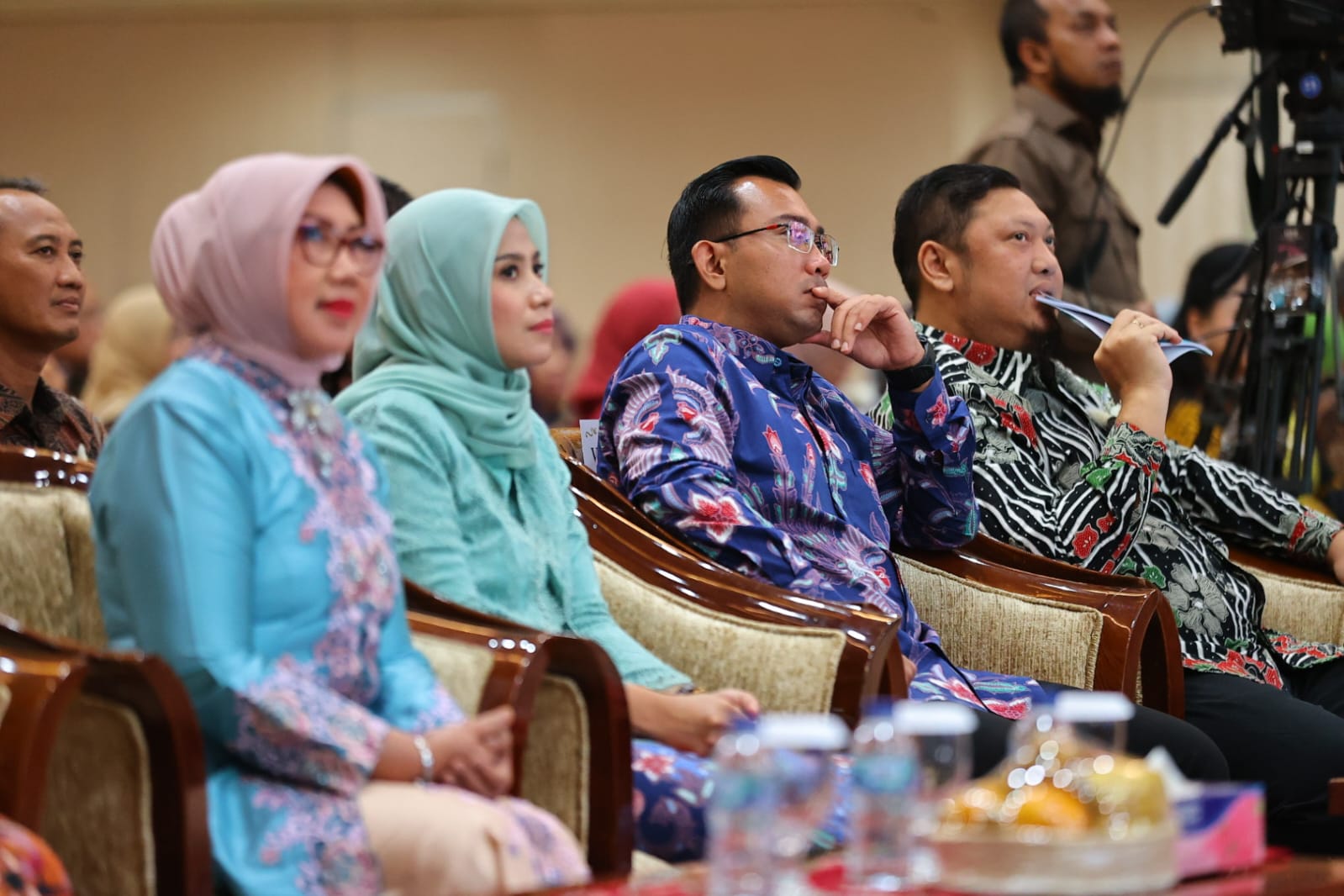 Foto 7 dari 9: Lulus Dengan Predikat Sangat Memuaskan, Wali Kota Maidi Resmi Sandang Gelar Doktor Pertama Dari UT