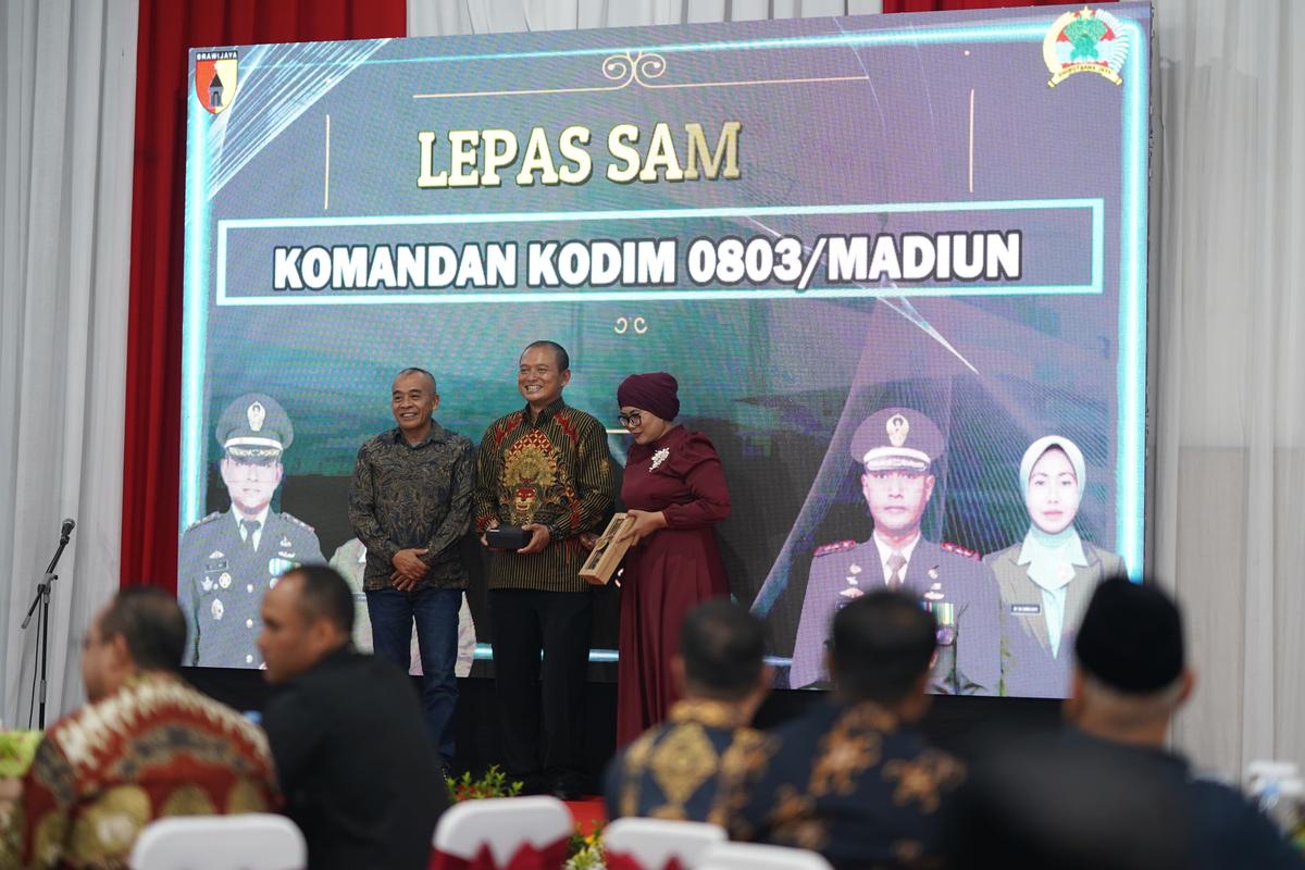 Foto 4 dari 9: Hadiri Lepas Sambut Komandan Kodim 0803 Madiun, Pj Wali Kota Sampaikan Selamat Kepada Keduanya