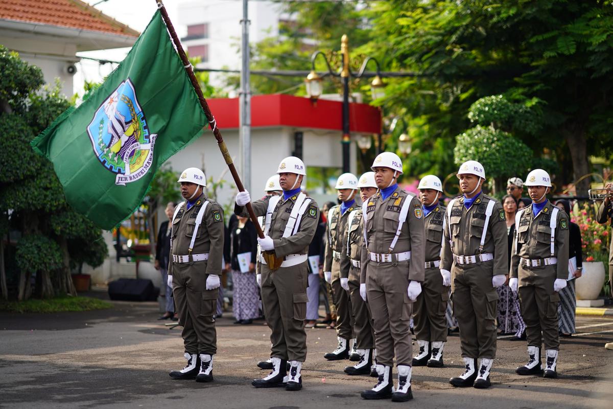 Foto 1 dari 16: Gelar Upacara Hari Jadi ke-79 Pemprov Jatim, Pj Wali Kota Ajak Masyarakat Berperan Aktif dan Ikut Sukseskan Pemilu