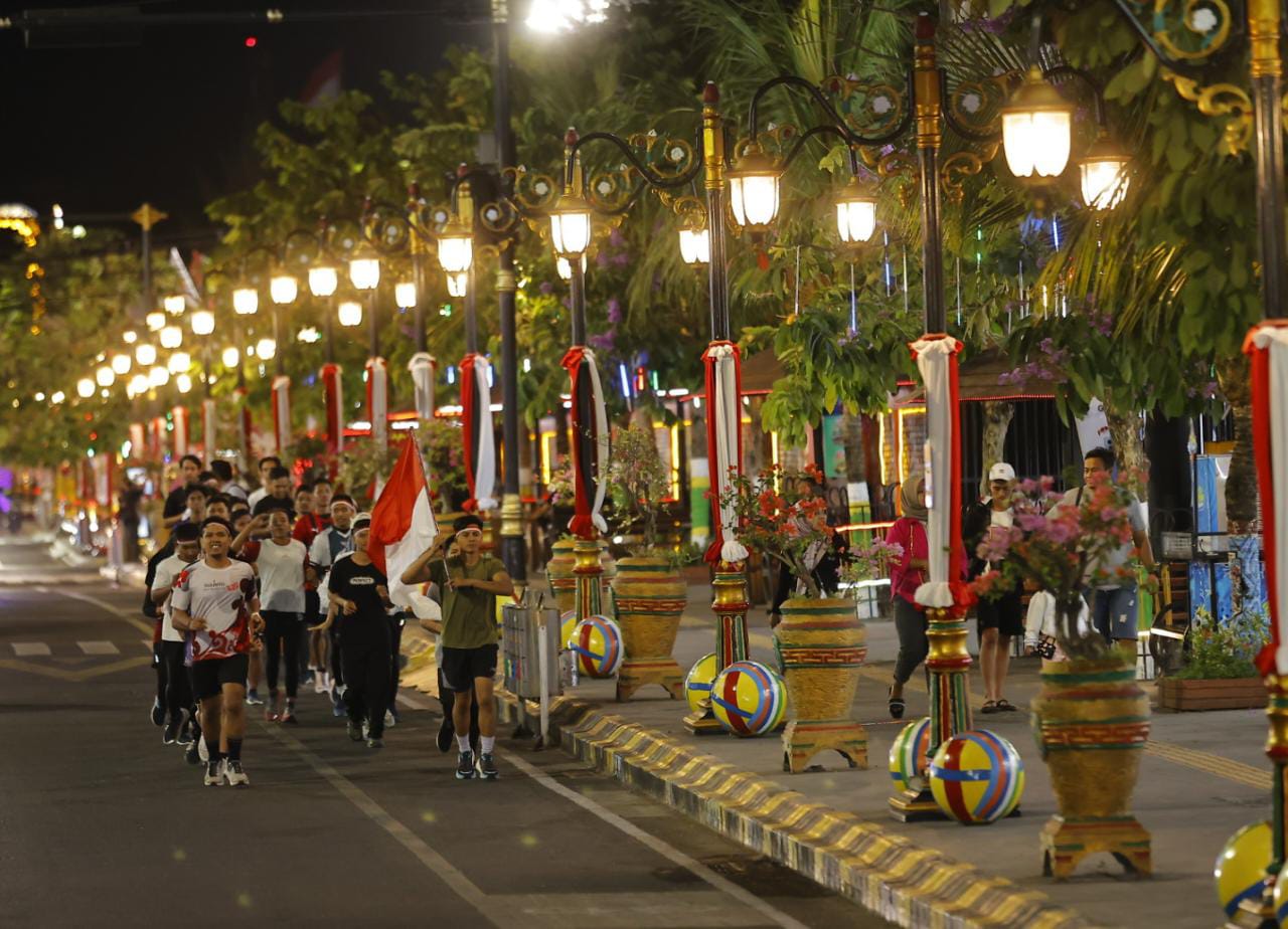 Foto 1 dari 3: Berlari Sambil Kibarkan Bendera Jadi Cara Madiun Runners Rayakan Hari Kemerdekaan