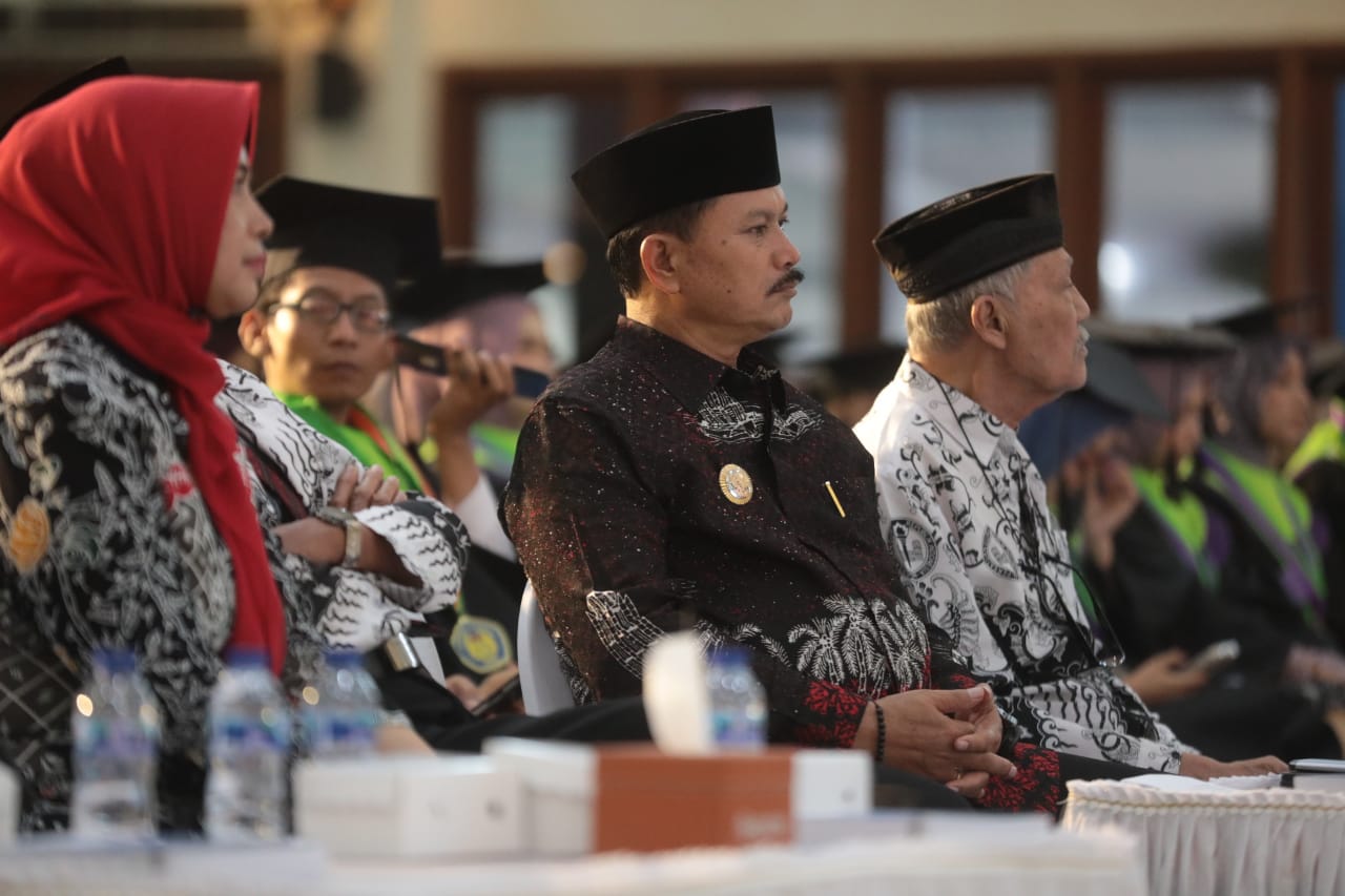 Foto 6 dari 13: Hadiri Wisuda Unipma, Wali Kota Maidi: Wisudawan Agen Perubahan