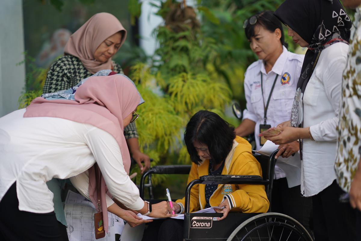 Foto 10 dari 19: Dinsos PPPA Kembali Salurkan BLT Daerah dan DBHCHT, Ada 3.353 Penerima
