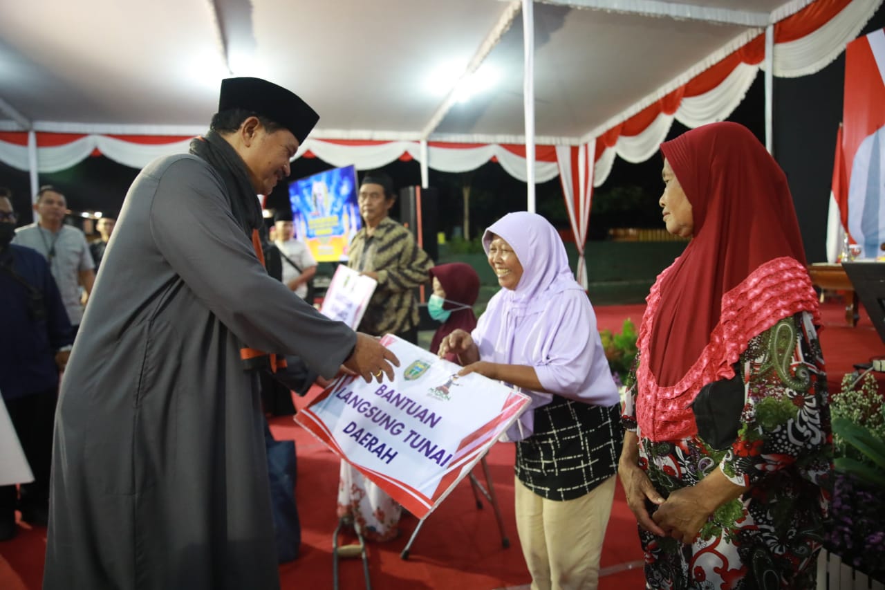 Foto 4 dari 14: Gelar Kegiatan Bersama Warga, Wali Kota Sampaikan Santunan Untuk Warga
