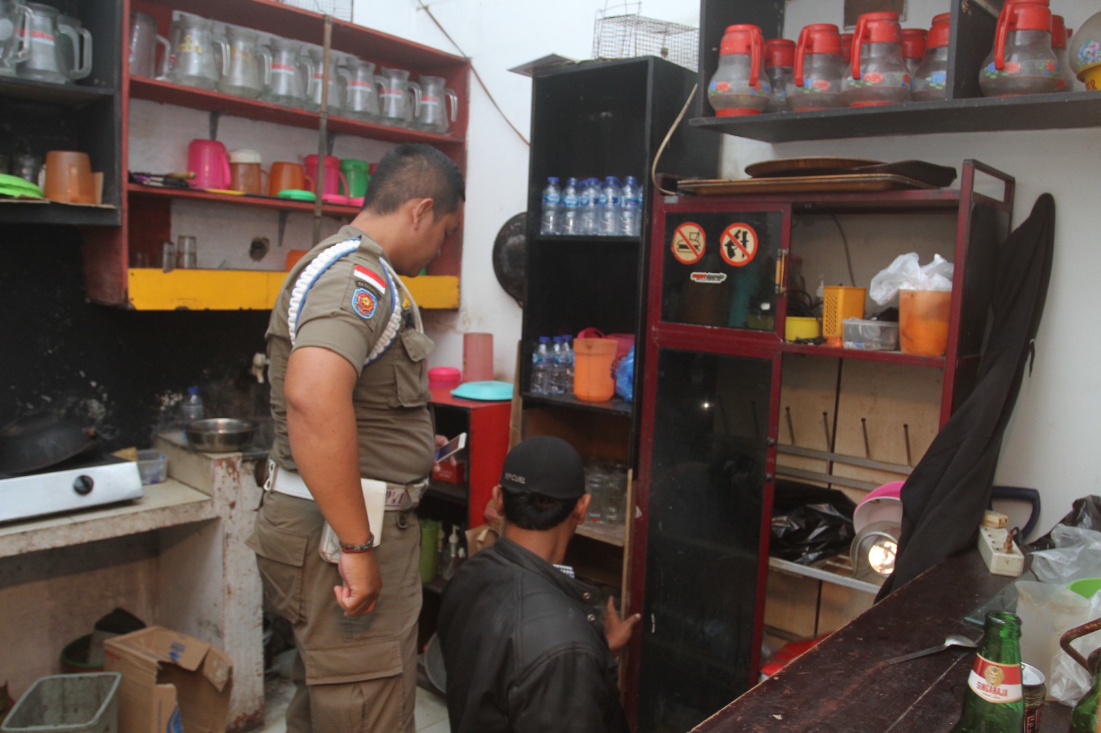Foto 3 dari 7: Gelar Razia Wujudkan Trantibum, Petugas Amankan Puluhan Liter Miras Berbagai Jenis dan Merek