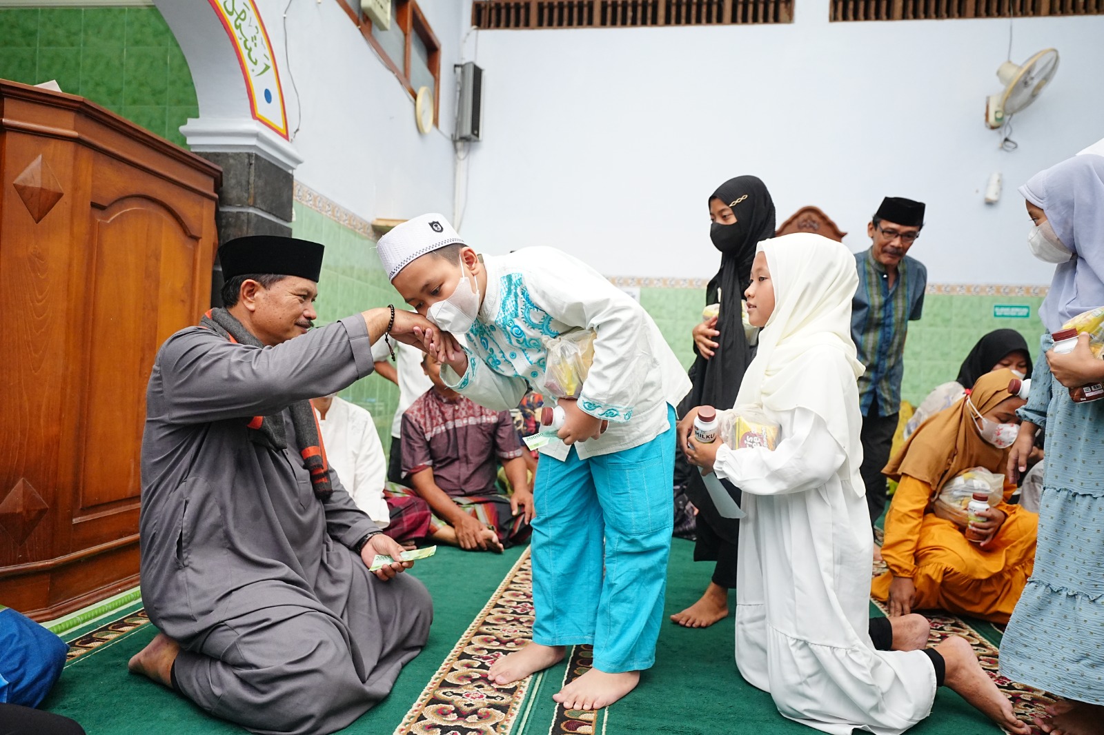 Foto 8 dari 10: Lewat Shalat Isya Berjamaah, Wali Kota Ajak Warga Dukung Pembangunan Kota