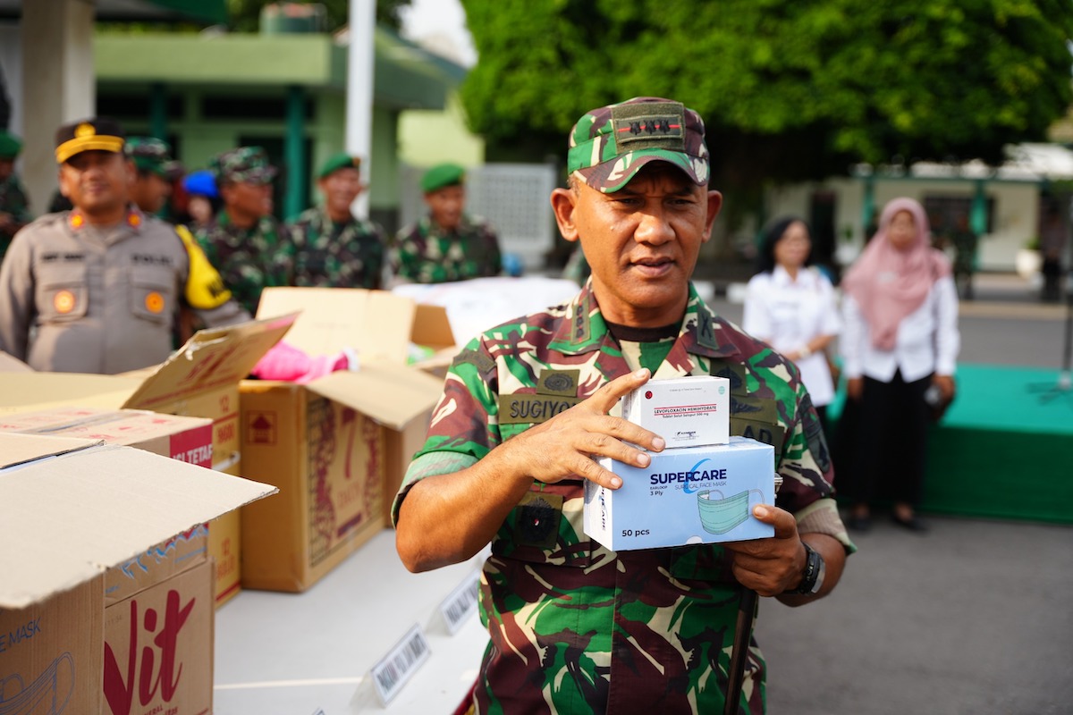 Foto 3 dari 5: Kutuk Serangan Israel ke Palestina, Korem 081/DSJ Madiun Kumpulkan Bantuan ke Gaza