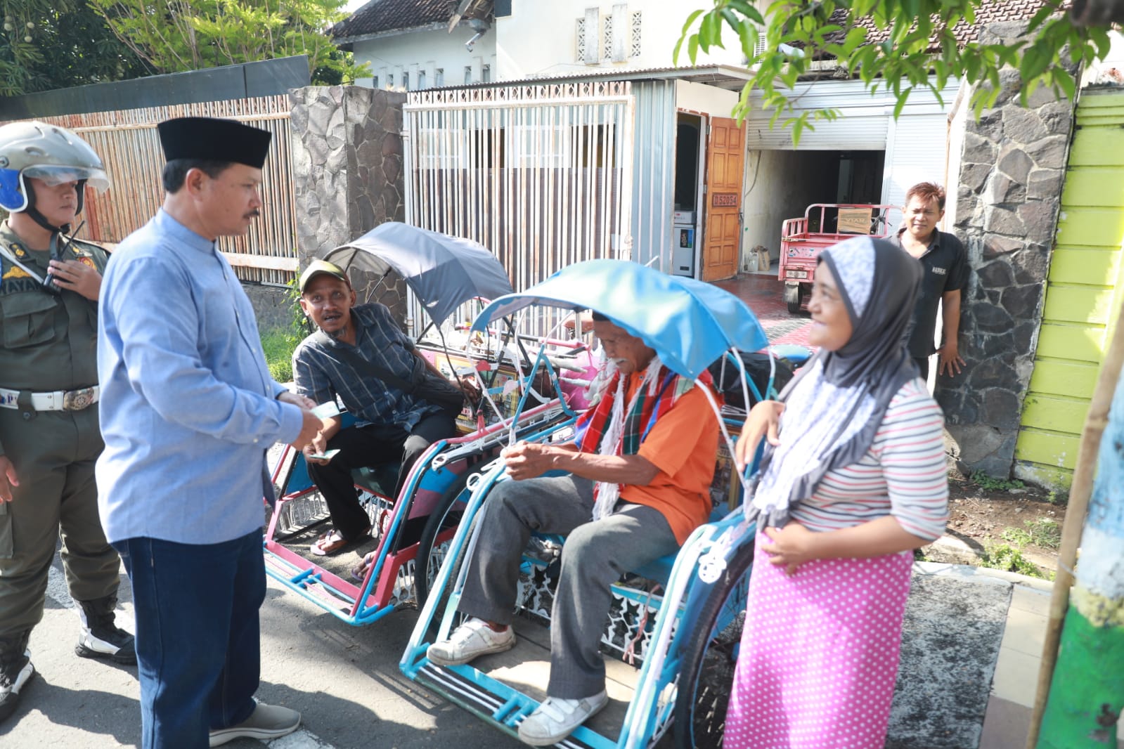 Foto 10 dari 14: Hadiri Pengajian Rutin Di Islamic Center, Wali Kota Ajak Jamaah Doakan Kota Madiun