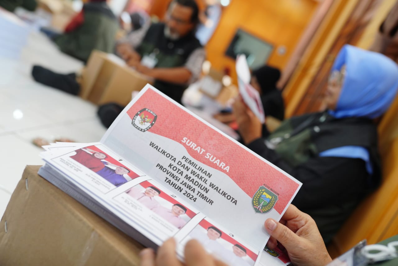 Foto 1 dari 7: Sortir Lipat Hitung Surat Suara Dimulai, KPU Kota Madiun Libatkan 40 Orang Perwakilan Masyarakat