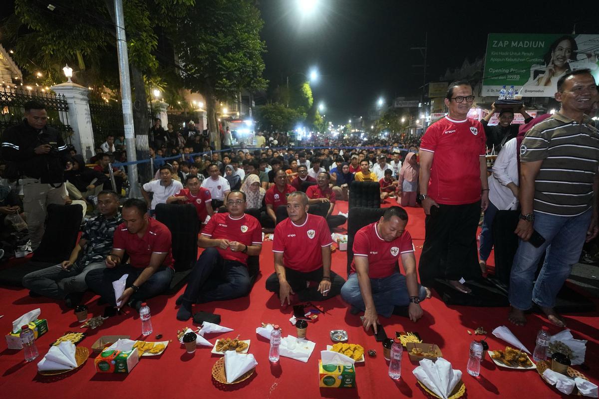 Foto 6 dari 9: Lagi, Pemkot Gelar Nobar Berhadiah, Pj Wali Kota: Ini Wujud Nasionalisme Kita Semua