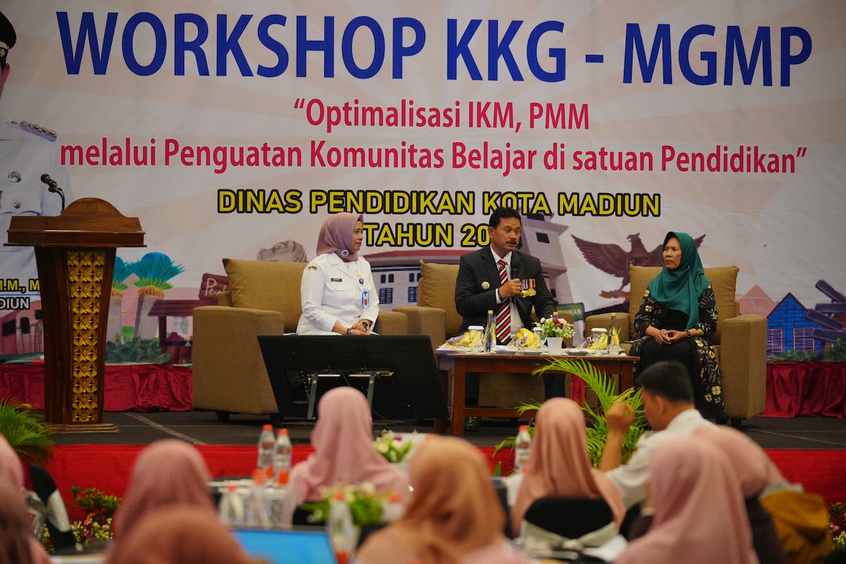 Foto utama berita: Jadi Narsum KKG MGMP, Wali Kota: Guru Wajib Terus Meningkatkan Kompetensinya