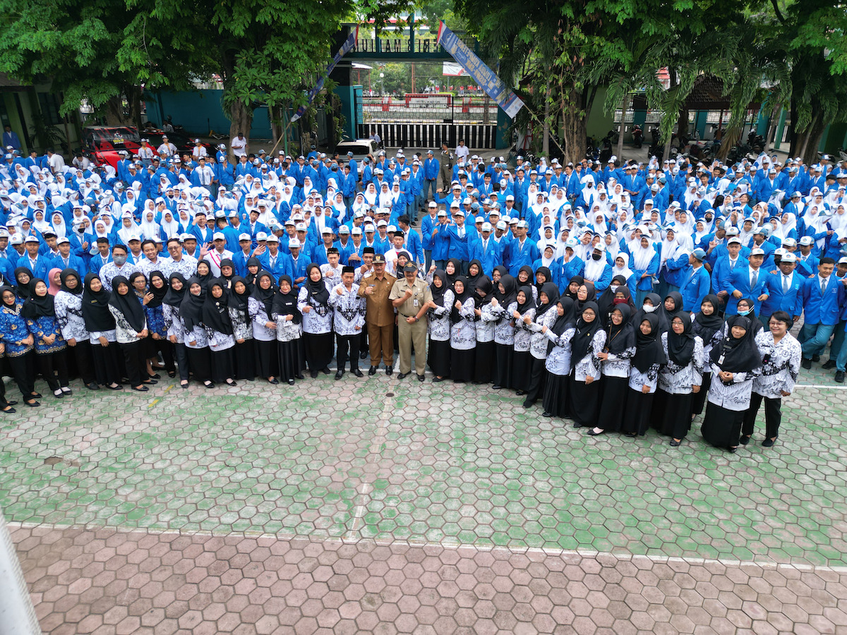 Foto 13 dari 13: Jadi Pembina Upacara di SMKN 3, Wali Kota: Kota Kita Kota Layak Anak, Mari Kita Jaga Bersama