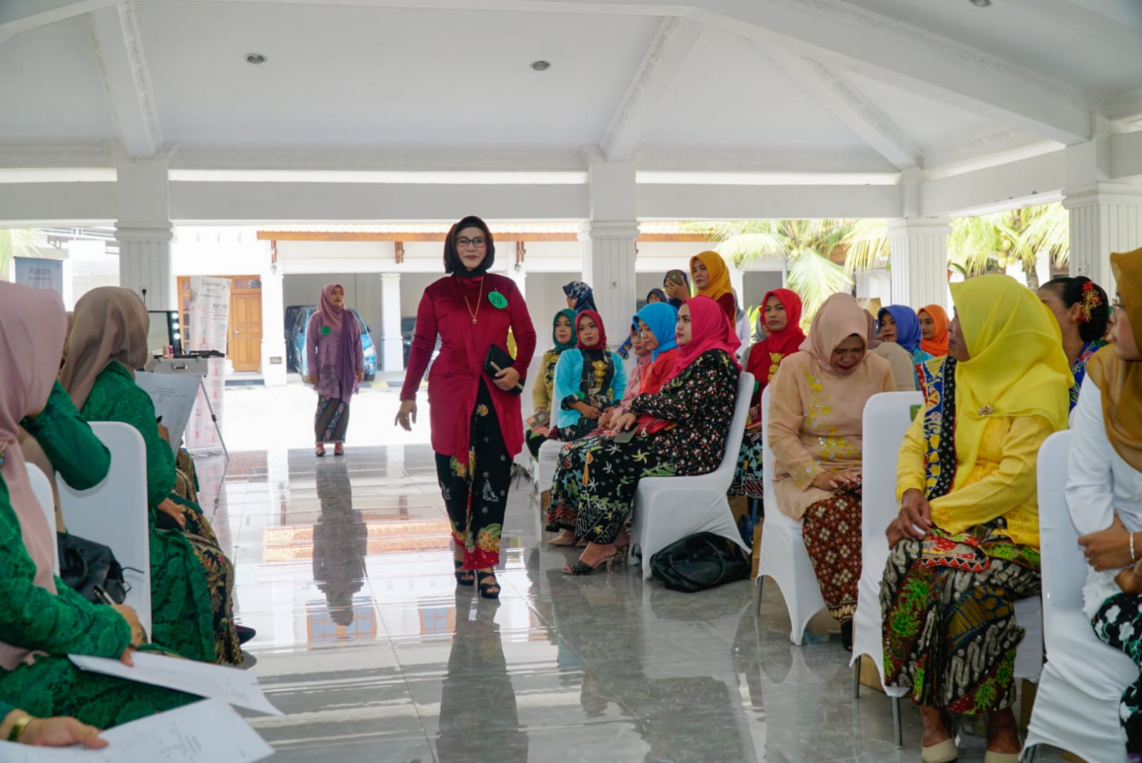 Foto 11 dari 13: Serunya Giat PKK Rayakan Hari Kartini Dengan Lomba Merias Wajah