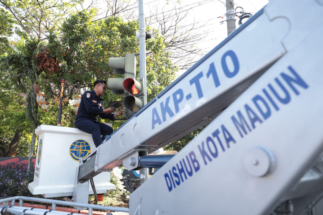 Foto utama berita: Ada 1.300 Lebih Lampu Lalin di Kota Madiun, Petugas Keliling Tiap Hari Lakukan Pemeriksaan dan Perawatan