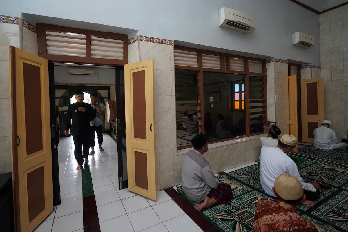 Foto 4 dari 9: Salat Jumat di Masjid Al Arowiyah, Wali Kota Laksanakan Ibadah Bareng Masyarakat