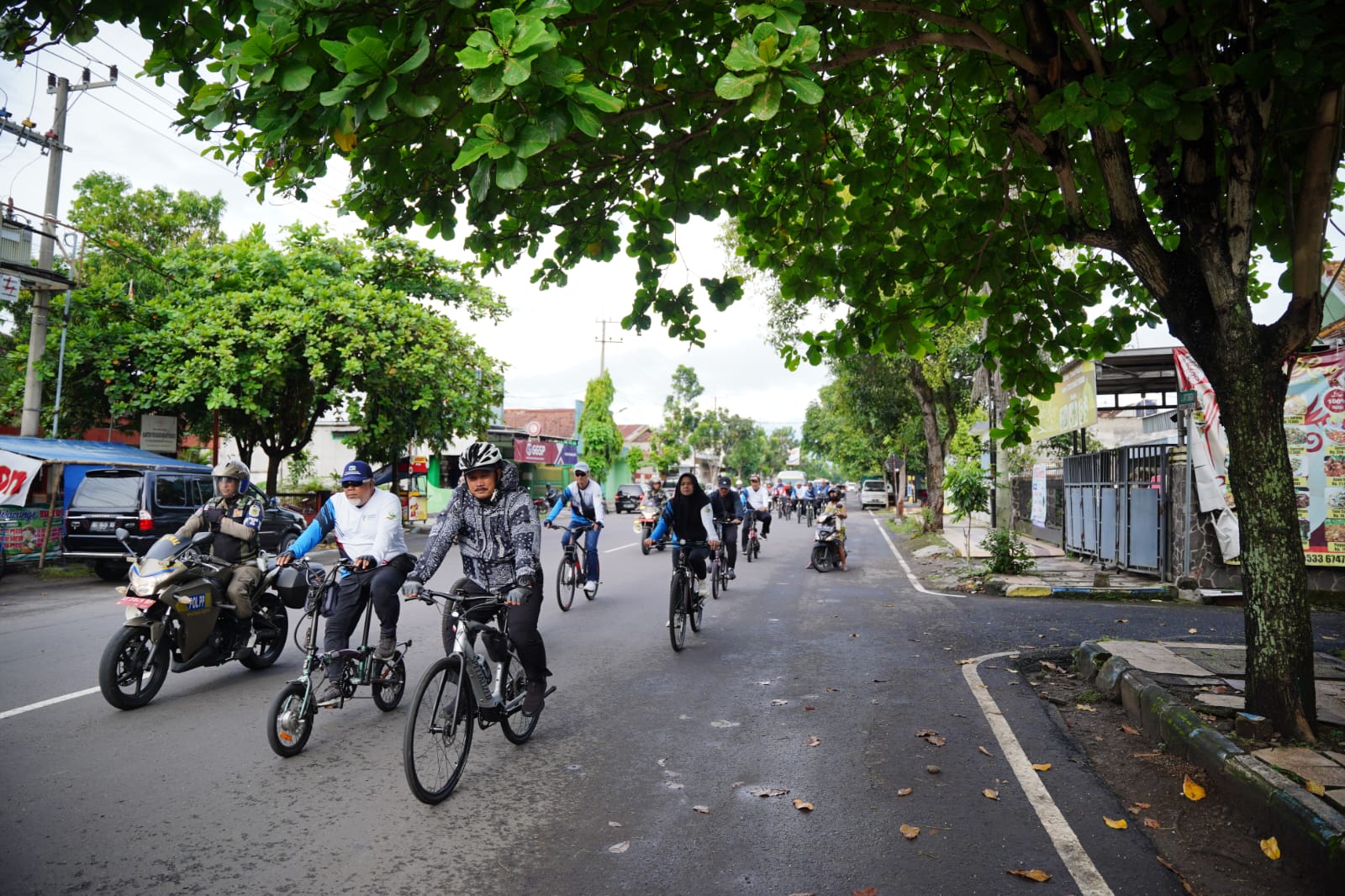 Foto 8 dari 10: Gowes di Tiga Kelurahan, Wali Kota Pastikan Usulan Tepat Sasaran