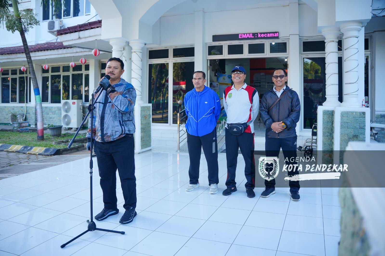 Foto 3 dari 8: Sambil Gowes, Wali Kota Salurkan Bantuan Pangan KRS Tahap Dua Bapanas
