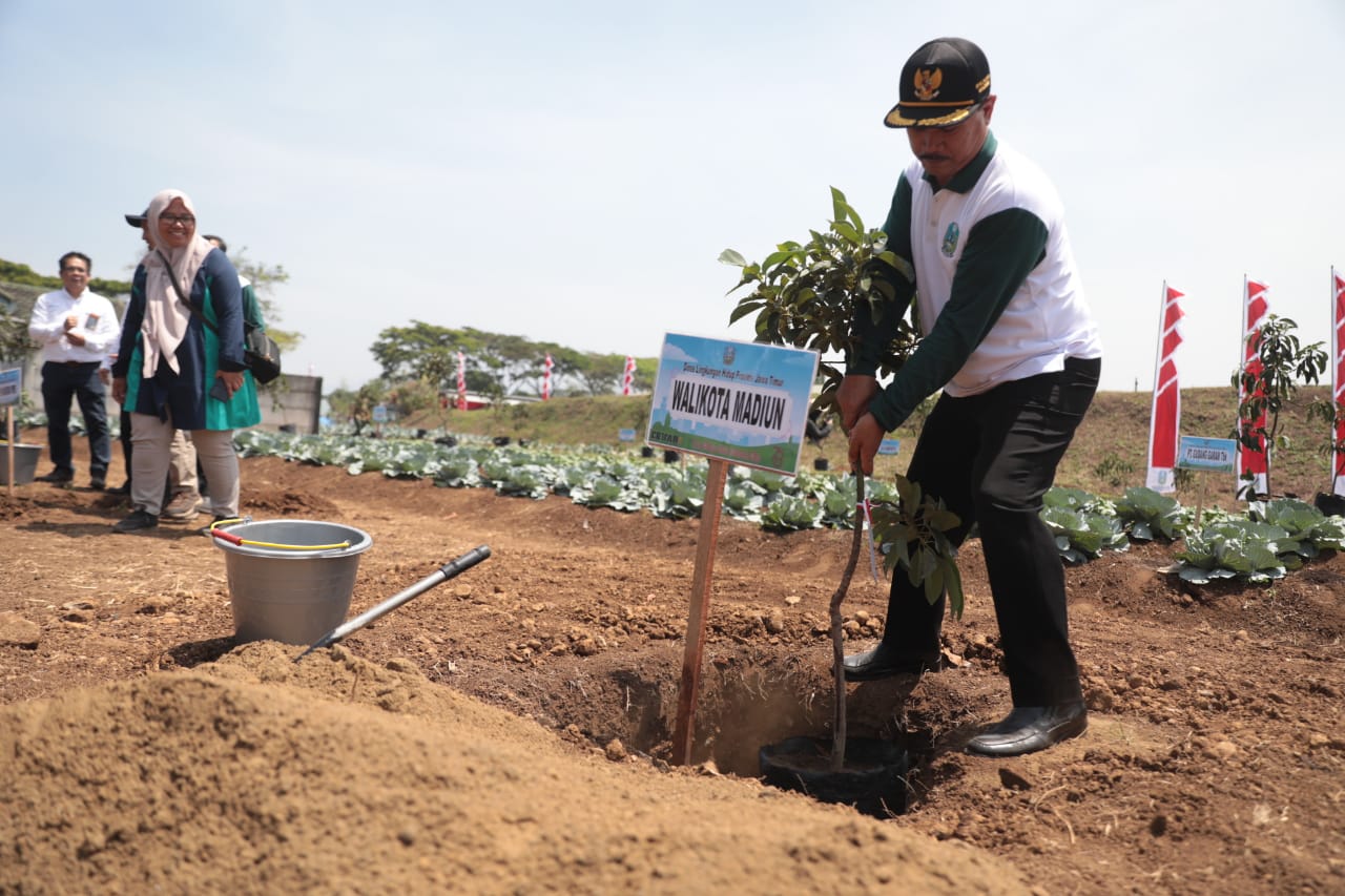 Foto utama berita: Tanam 10 Ribu Pohon Hingga Panen Tanaman Hortikultura Jadi Bagian Peringatan Puncak Hari Lingkungan Hidup Sedunia