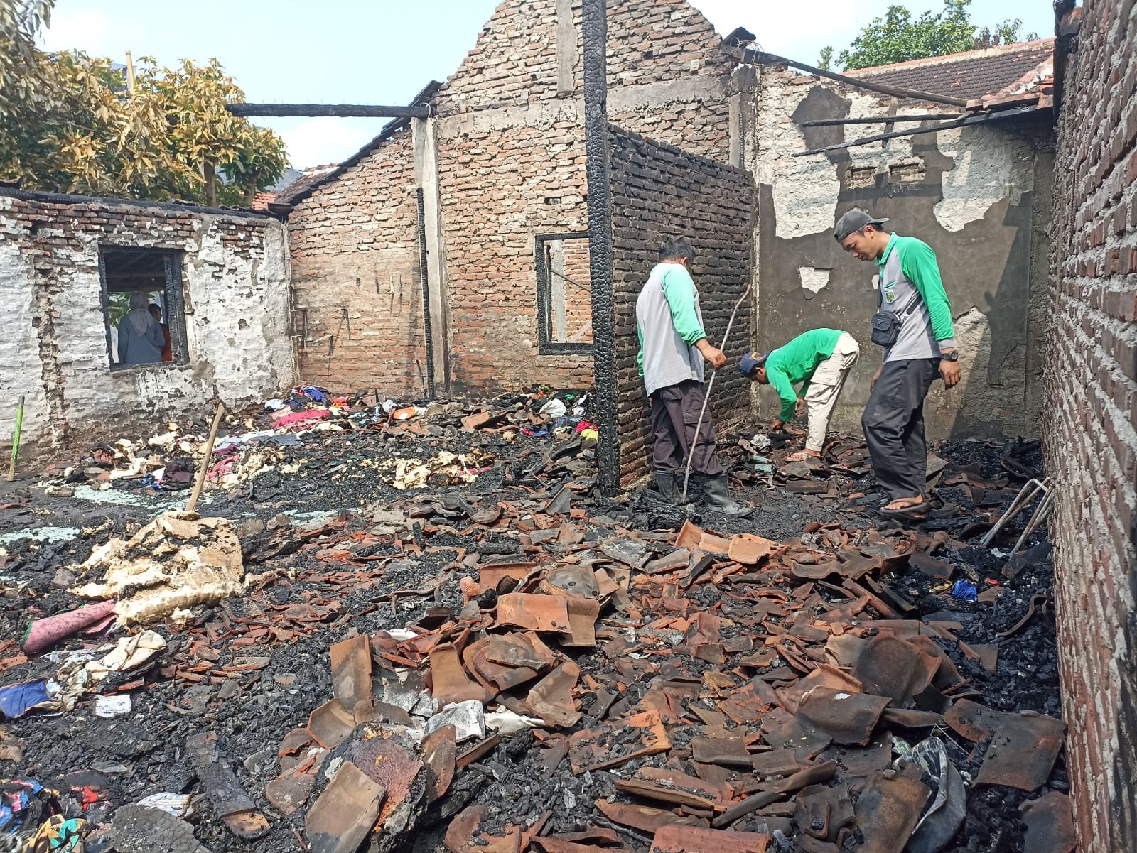 Foto 2 dari 5: Pastikan Penyebab Kebakaran Di Kanigoro, Polisi Gelar Identifikasi Di Lokasi Kejadian