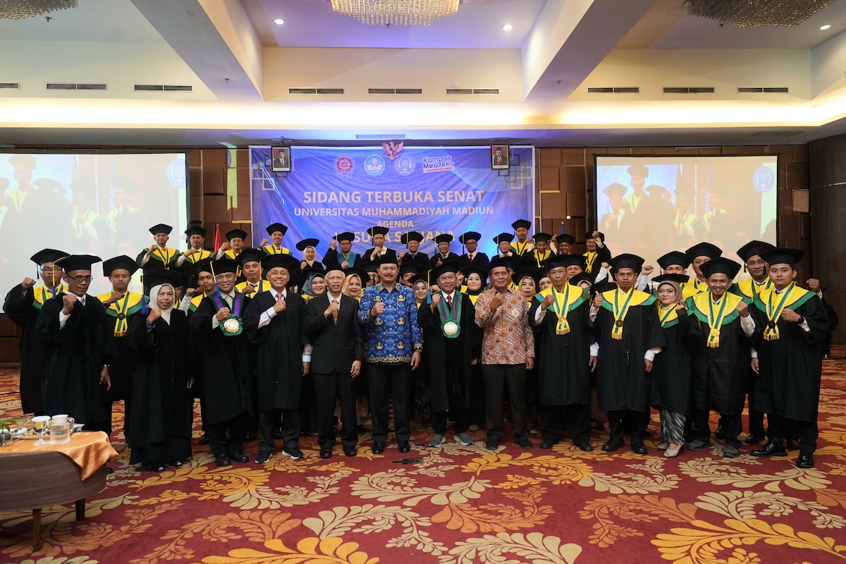 Foto 3 dari 9: Hadiri Wisuda UMMAD Madiun, Wali Kota Harap Ilmu yang Didapat Bermanfaat