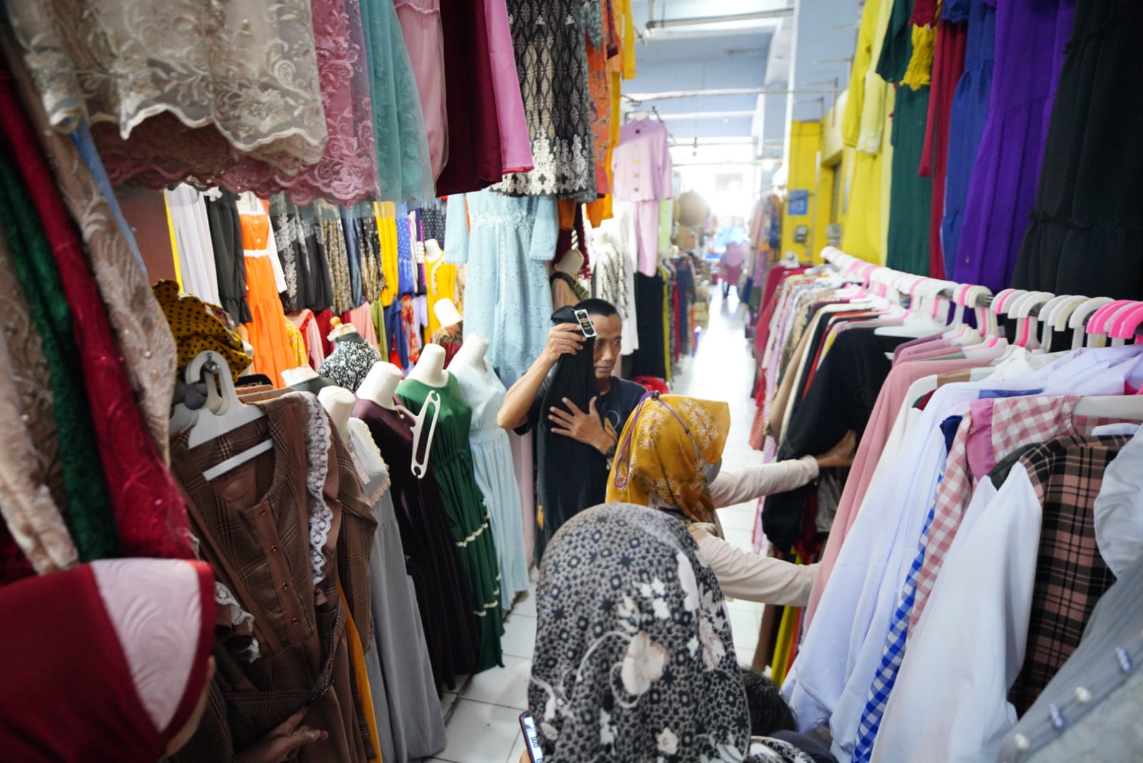 Foto 6 dari 8: Jelang Lebaran, Perputaran Ekonomi Di PBM Alami Peningkatan