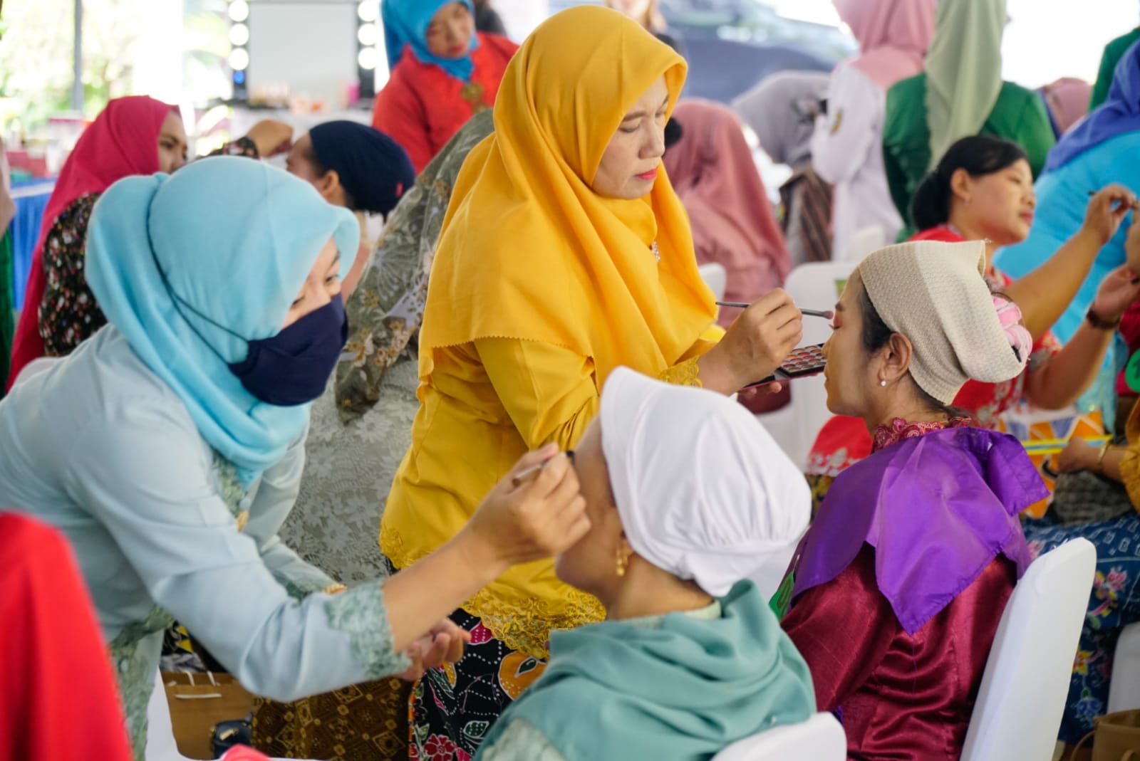 Foto 12 dari 13: Serunya Giat PKK Rayakan Hari Kartini Dengan Lomba Merias Wajah