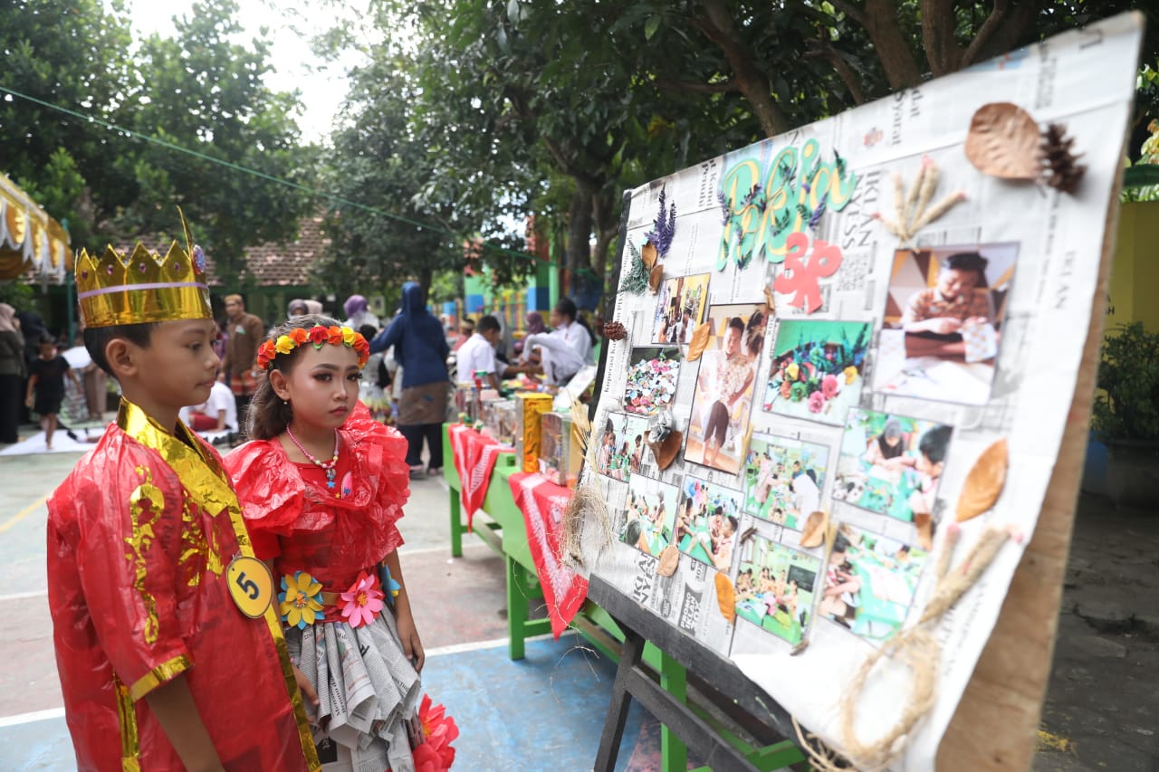 Foto 6 dari 9: Bak Peragawati, Belasan Siswa Peragakan Busana Berbahan Dasar Barang Bekas