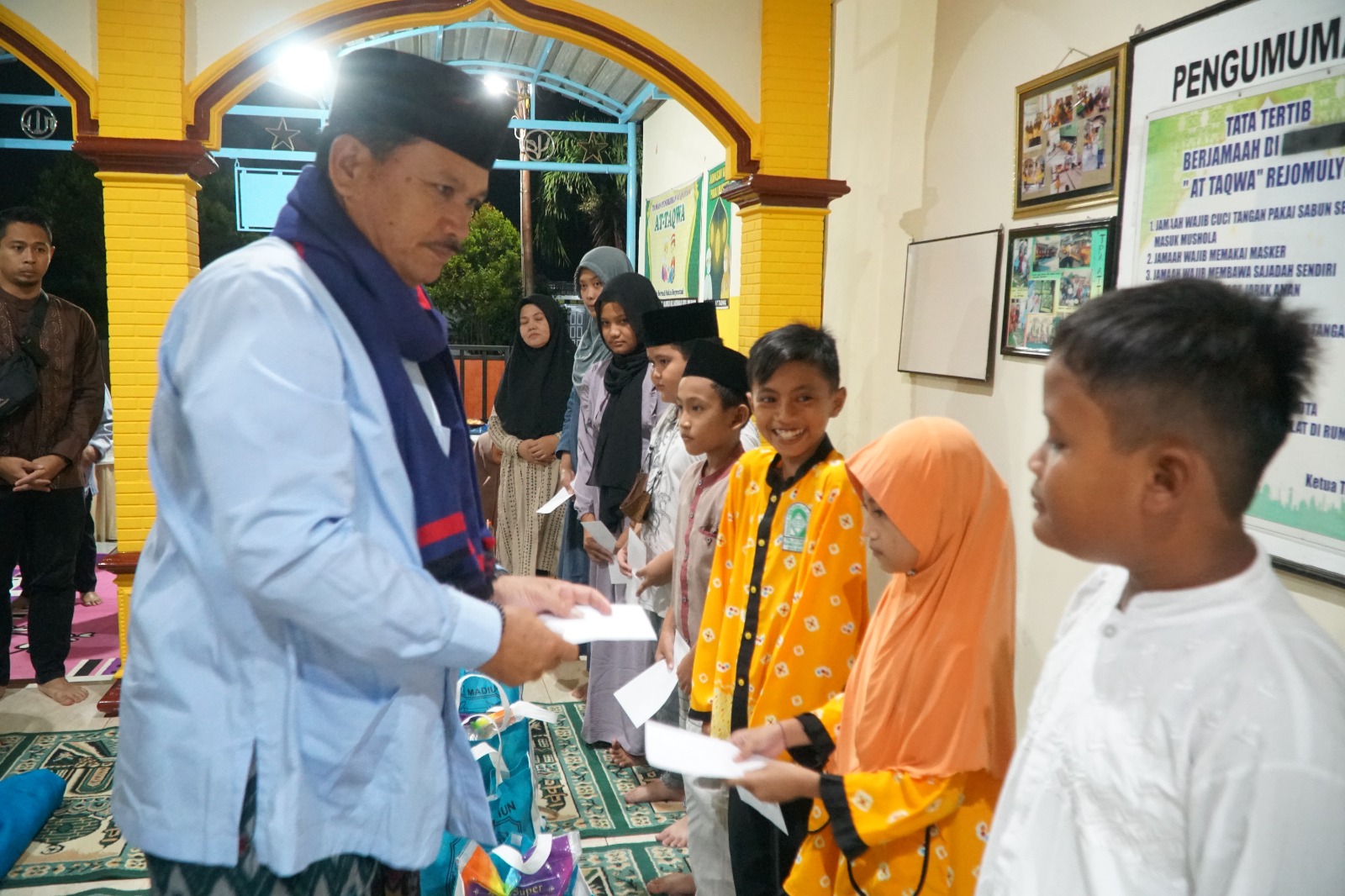 Foto 10 dari 10: Hadiri Shalat Isya Berjamaah Dengan Warga, Wali Kota Tanamkan Cinta Al Qur’an Pada Anak Sejak Dini