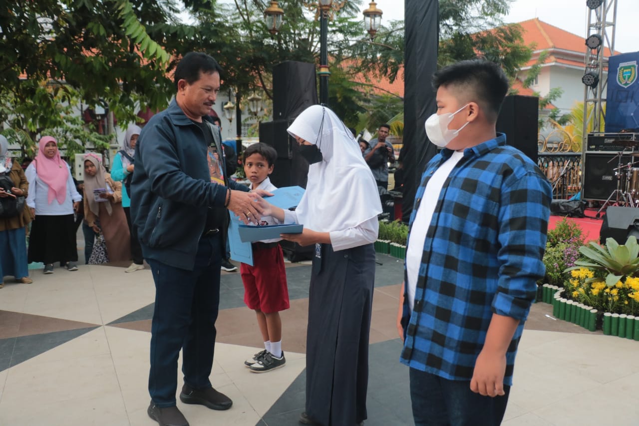 Foto 12 dari 15: Tinjau Stand Pameran dan Saksikan Gelar Kreativitas Siswa, Wali Kota Harap Potensi Siswa Tersalurkan