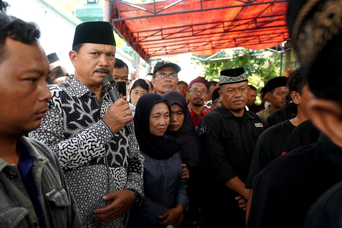 Foto 2 dari 9: Guru Besar Persaudaraan Rasa Tunggal Berpulang, Wali Kota Turut Mengantarkan Sampai Peristirahatan Terakhir