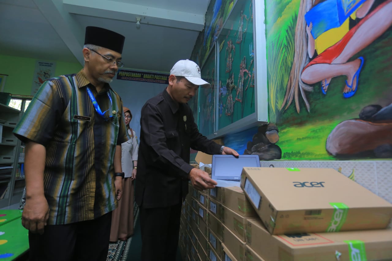 Foto 3 dari 4: Cek Distribusi Laptop, Dewan Imbau Guru Pahami IT Sebelum Dibagikan Ke Siswa