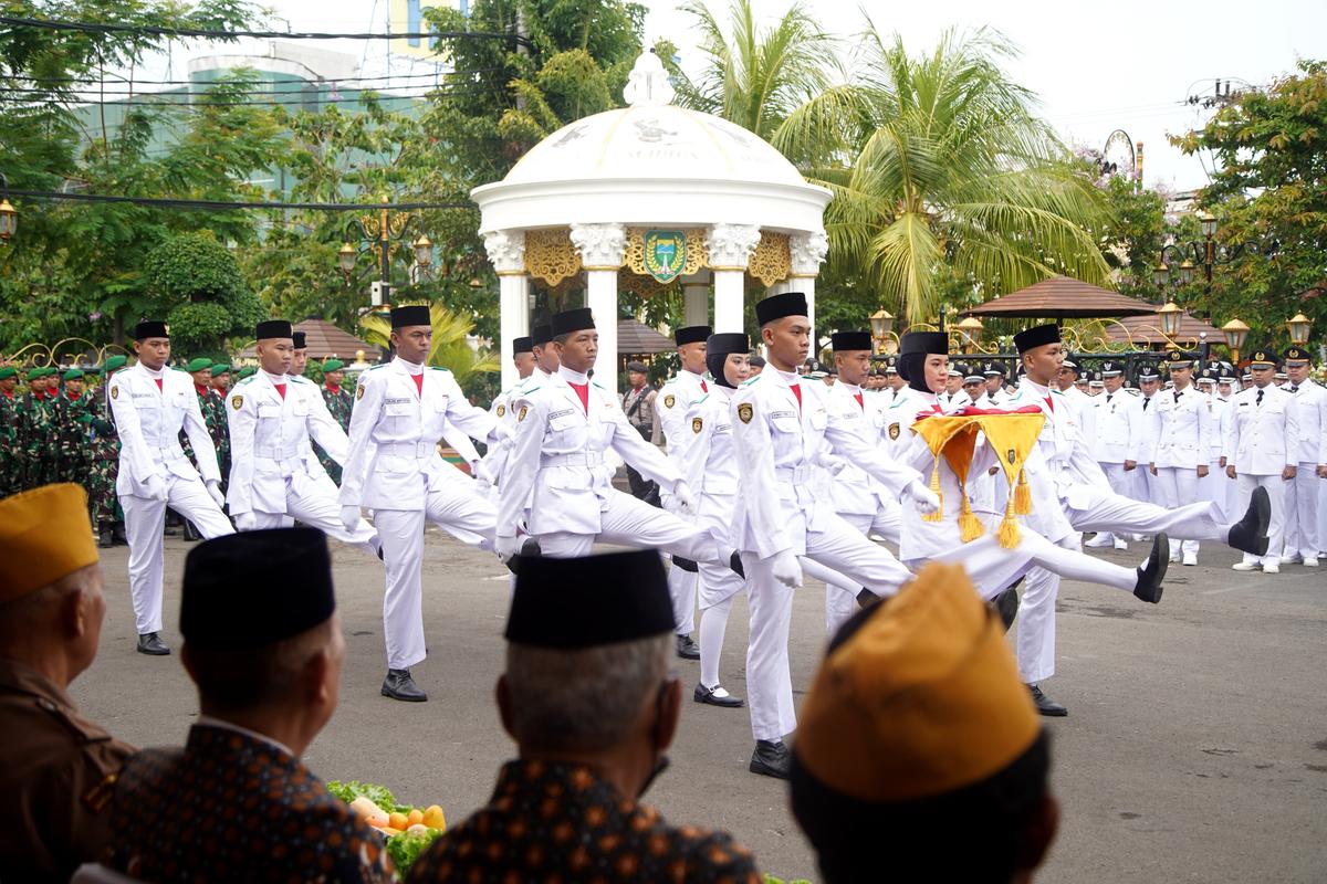 Foto 9 dari 13: Gelar Upacara Peringatan Hari Pahlawan, Pj Wali Kota Harap Jadi Penyemangat Peningkatan Pelayanan Publik Dan Pembangunan