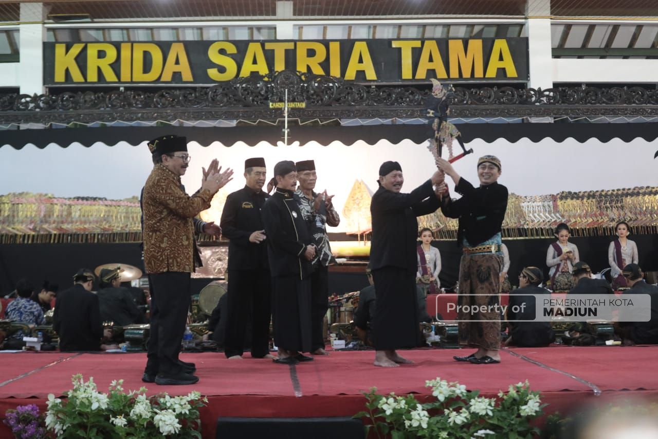 Foto 12 dari 13: Hadiri Pagelaran Wayang Kulit HUT 101 PSHT, Wali Kota: Pencak Silat Simpan Potensi Seni, Budaya, dan Ekonomi