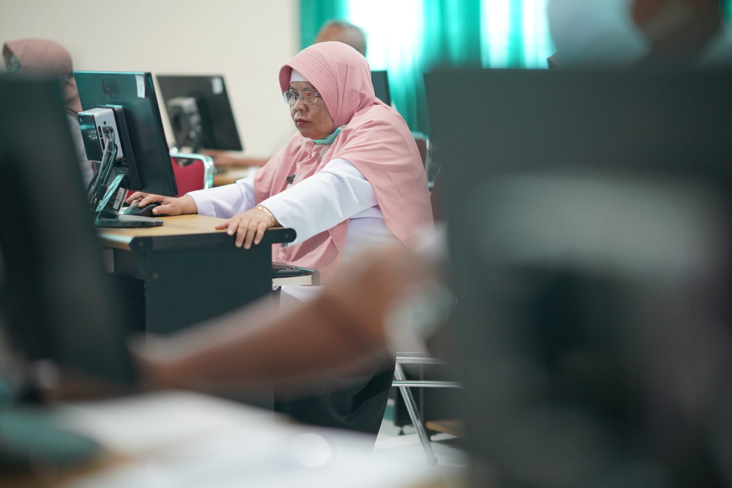 Foto 7 dari 10: Uji Kompetensi Diri, Ratusan Guru SD Di Kota Madiun Jalani UKG