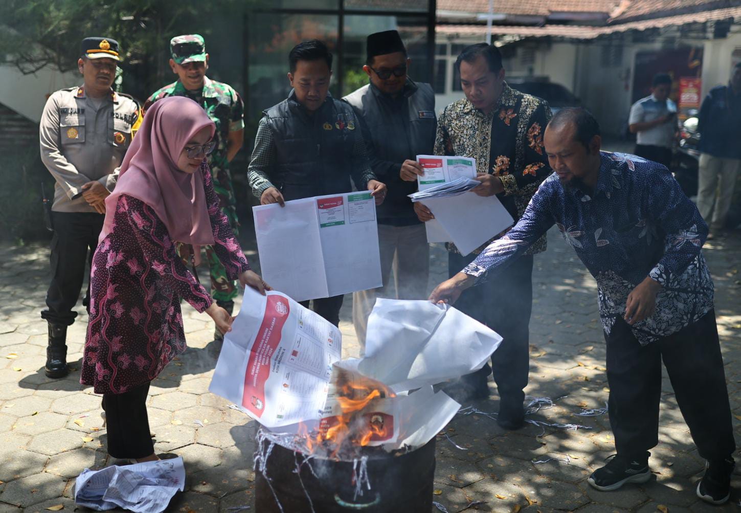 Foto 7 dari 7: Agar Tak Disalahgunakan, KPU Musnahkan Ratusan Sisa Surat Suara Pemilu 2024